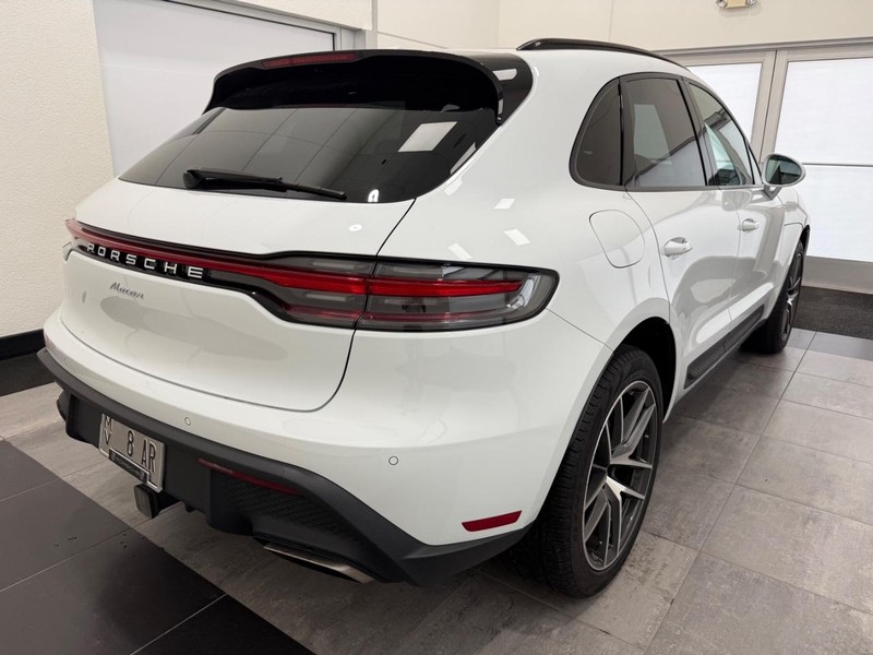 Porsche Macan Vehicle Full-screen Gallery Image 7