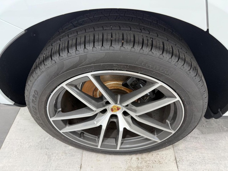 Porsche Macan Vehicle Full-screen Gallery Image 8