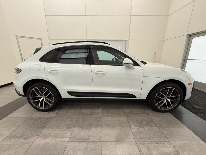 Porsche Macan Vehicle Full-screen Gallery Image 9