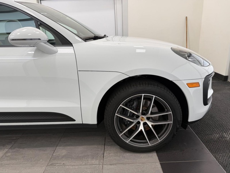 Porsche Macan Vehicle Full-screen Gallery Image 10