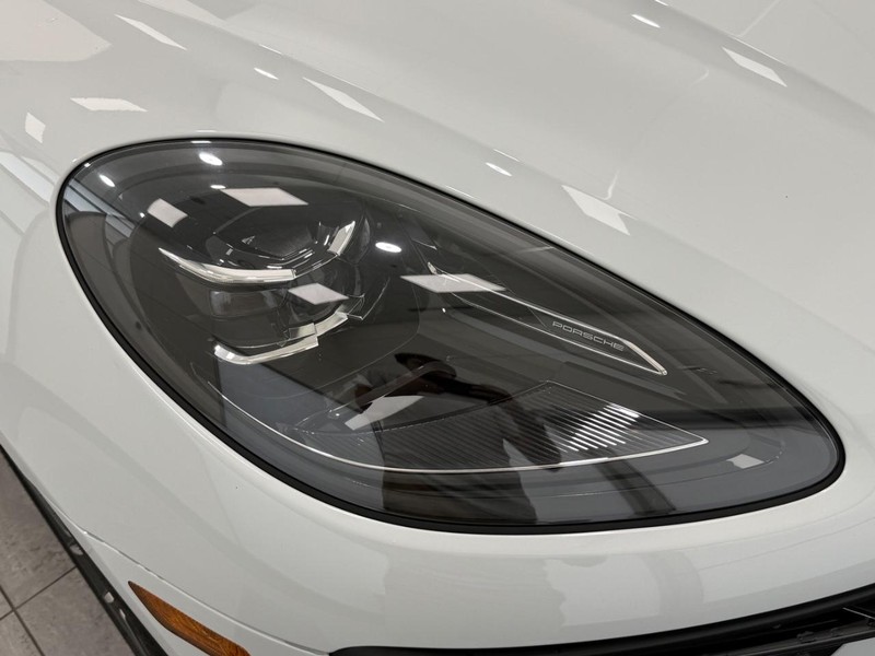 Porsche Macan Vehicle Full-screen Gallery Image 11