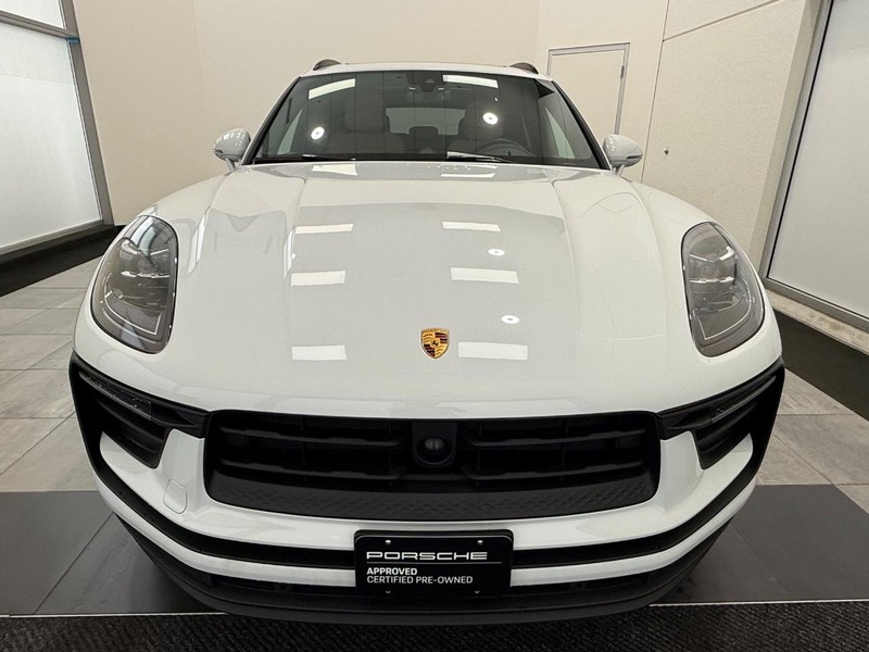 Porsche Macan Vehicle Full-screen Gallery Image 12