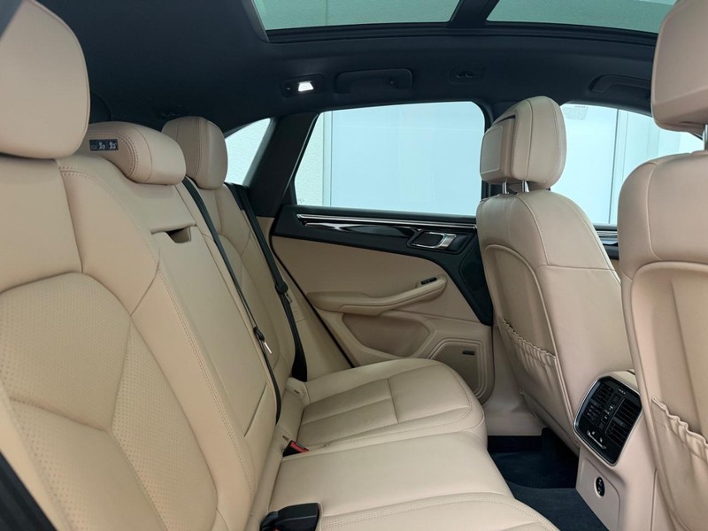 Porsche Macan Vehicle Full-screen Gallery Image 13