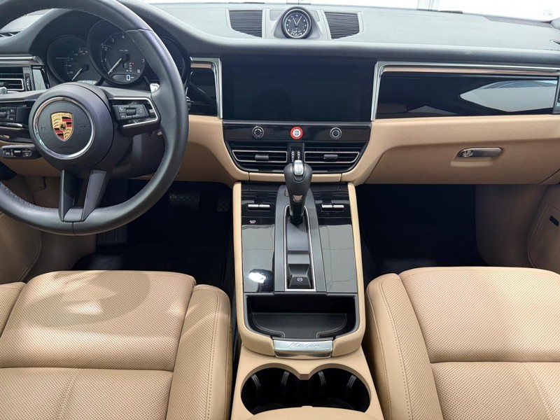 Porsche Macan Vehicle Full-screen Gallery Image 14