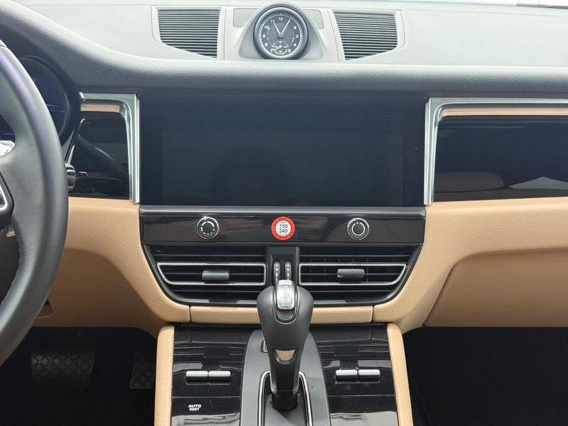 Porsche Macan Vehicle Full-screen Gallery Image 15
