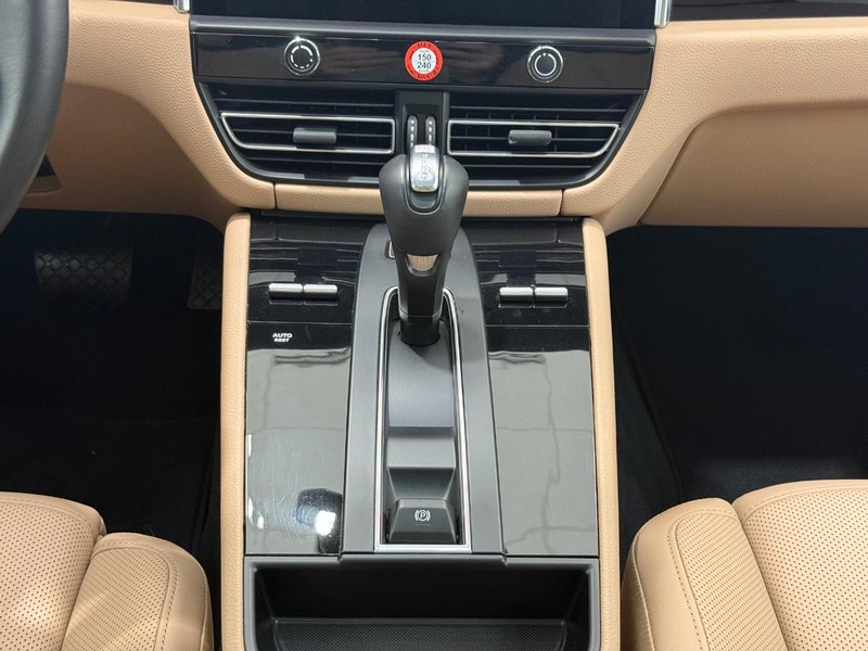 Porsche Macan Vehicle Full-screen Gallery Image 17