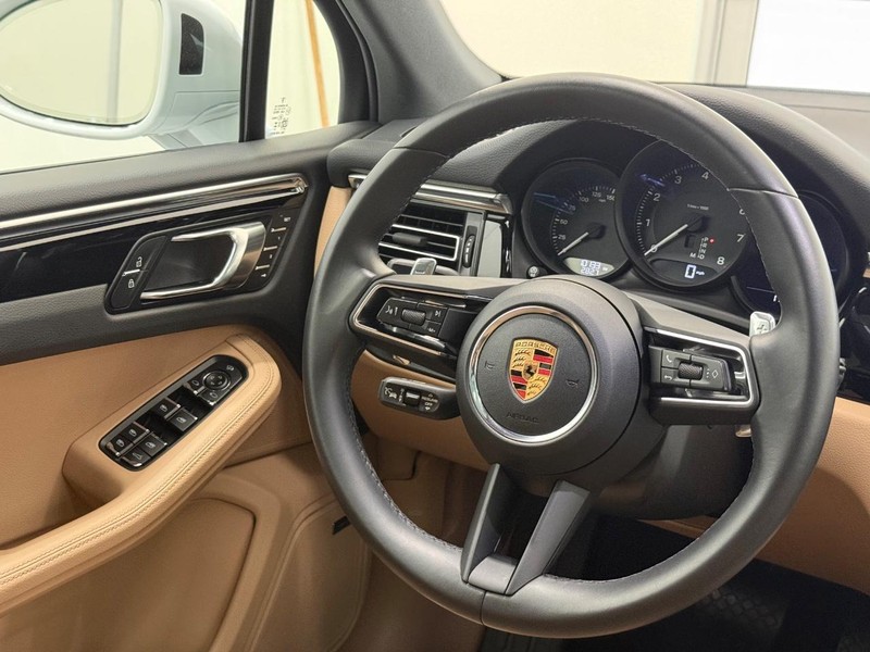 Porsche Macan Vehicle Full-screen Gallery Image 18