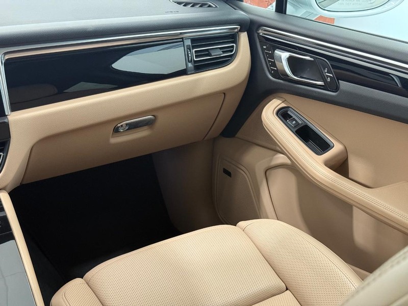 Porsche Macan Vehicle Full-screen Gallery Image 19