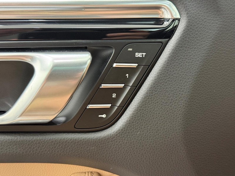 Porsche Macan Vehicle Full-screen Gallery Image 20