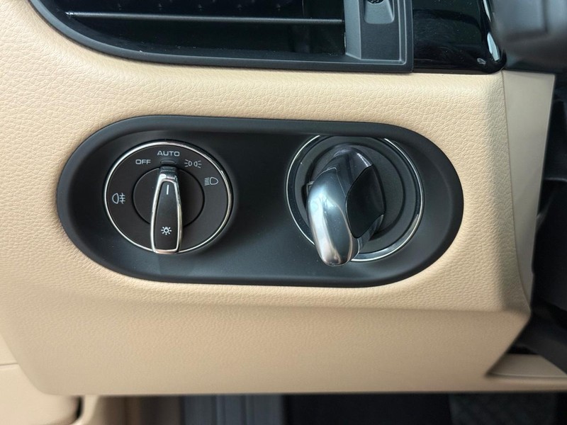 Porsche Macan Vehicle Full-screen Gallery Image 21