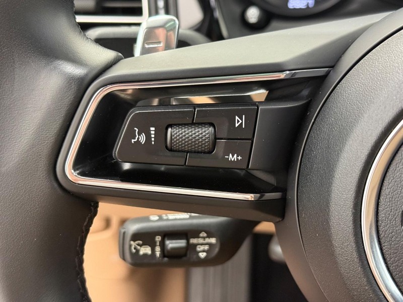 Porsche Macan Vehicle Full-screen Gallery Image 22