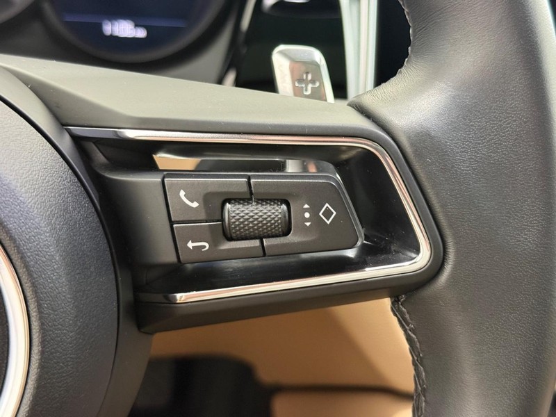 Porsche Macan Vehicle Full-screen Gallery Image 23