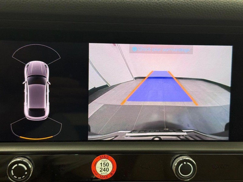 Porsche Macan Vehicle Full-screen Gallery Image 25