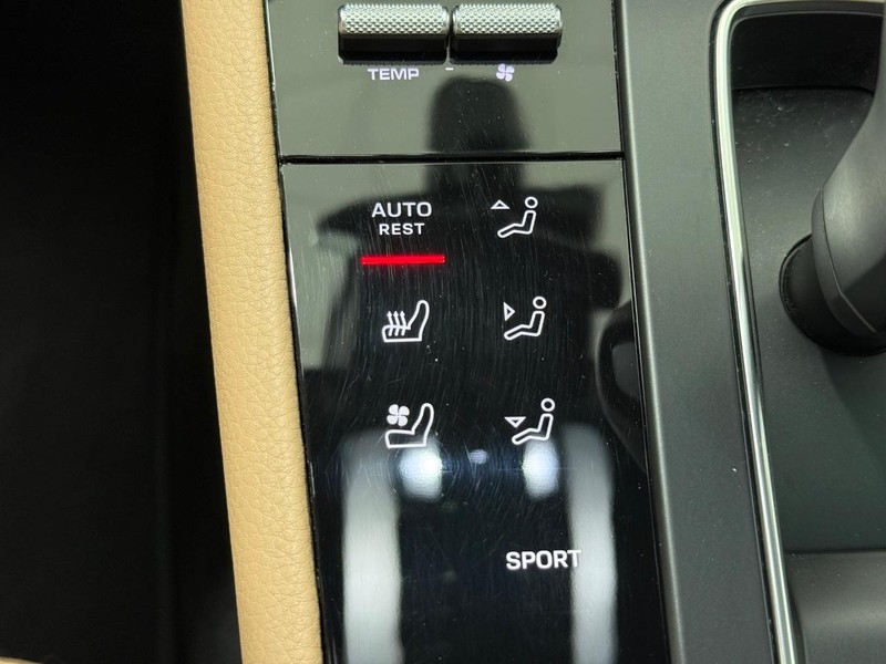 Porsche Macan Vehicle Full-screen Gallery Image 26