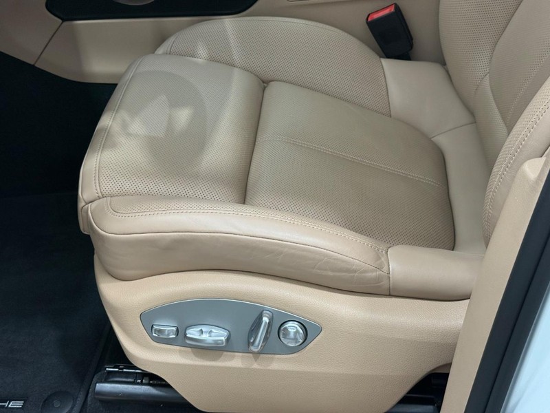 Porsche Macan Vehicle Full-screen Gallery Image 27