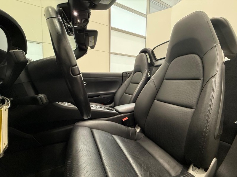 Porsche Boxster Vehicle Full-screen Gallery Image 05