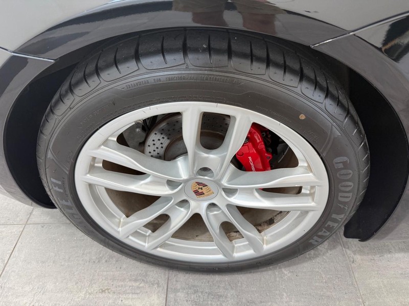 Porsche Boxster Vehicle Full-screen Gallery Image 08