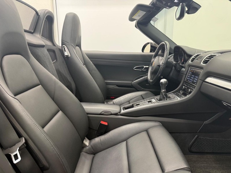 Porsche Boxster Vehicle Full-screen Gallery Image 13