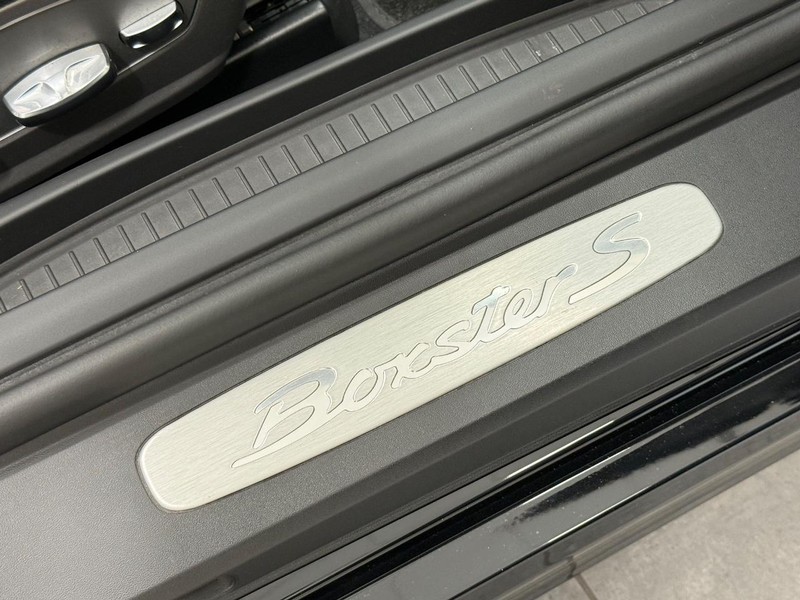 Porsche Boxster Vehicle Full-screen Gallery Image 14