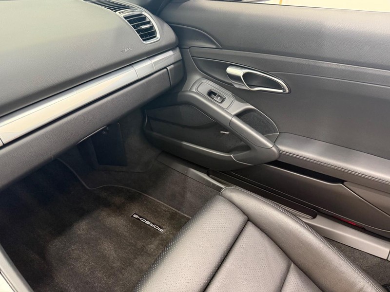 Porsche Boxster Vehicle Full-screen Gallery Image 19