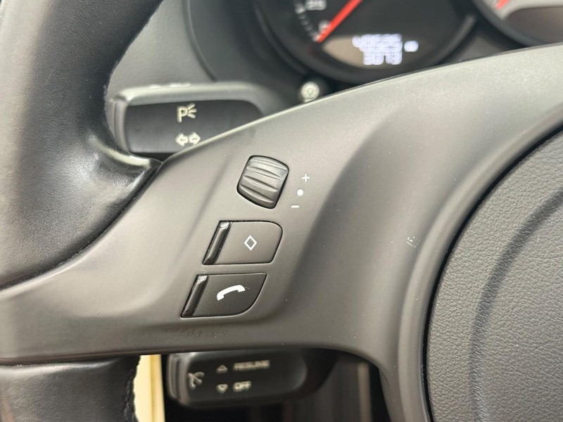 Porsche Boxster Vehicle Full-screen Gallery Image 21