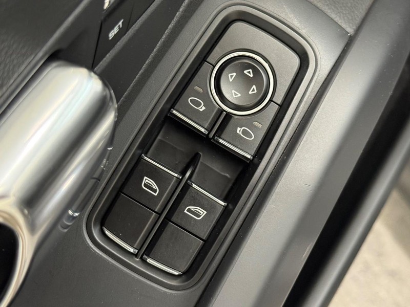 Porsche Boxster Vehicle Full-screen Gallery Image 26