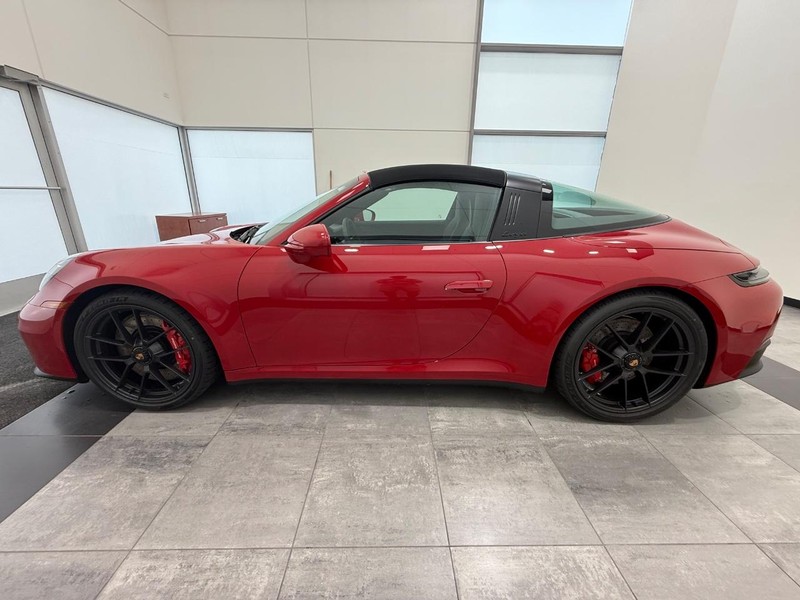 Porsche 911 Vehicle Full-screen Gallery Image 02