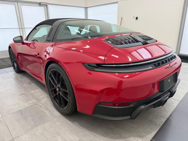 Porsche 911 Vehicle Full-screen Gallery Image 03