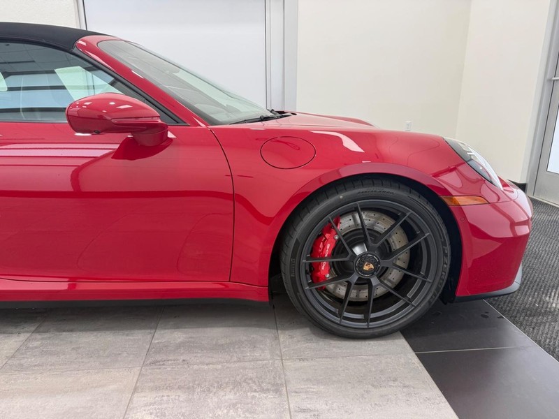Porsche 911 Vehicle Full-screen Gallery Image 10