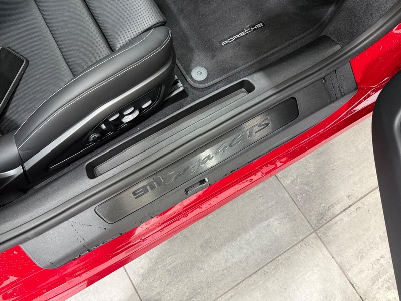 Porsche 911 Vehicle Full-screen Gallery Image 12