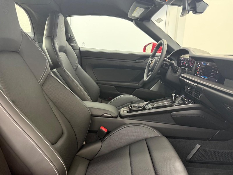 Porsche 911 Vehicle Full-screen Gallery Image 13