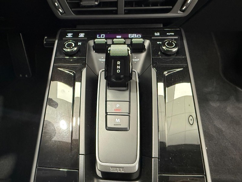 Porsche 911 Vehicle Full-screen Gallery Image 16