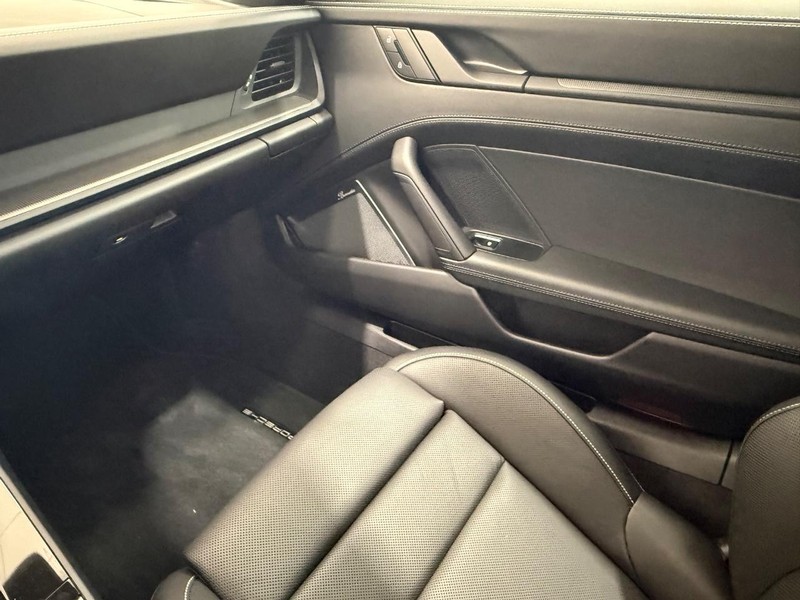 Porsche 911 Vehicle Full-screen Gallery Image 17