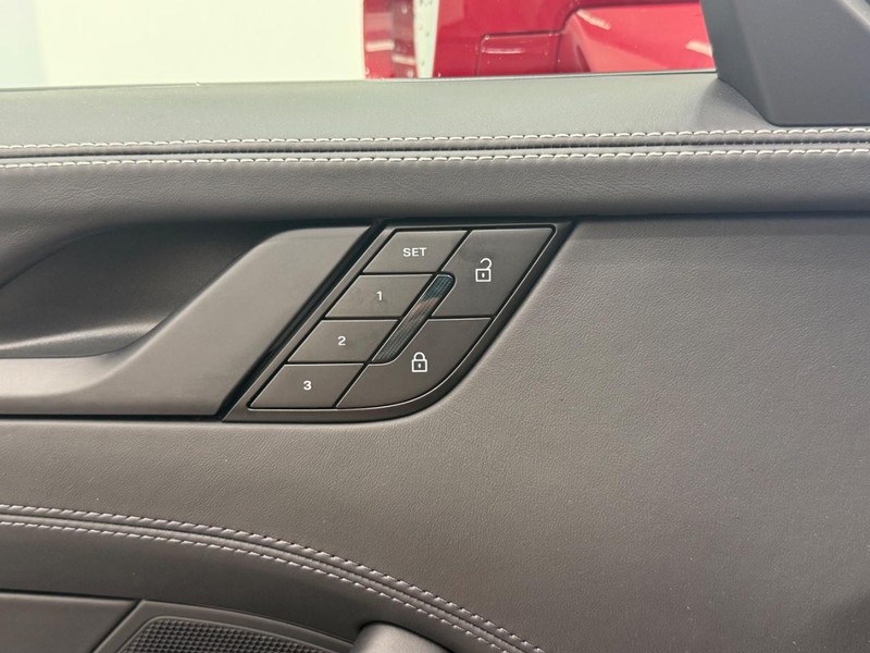 Porsche 911 Vehicle Full-screen Gallery Image 18