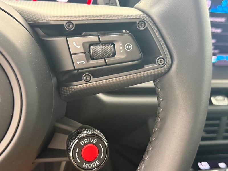 Porsche 911 Vehicle Full-screen Gallery Image 20