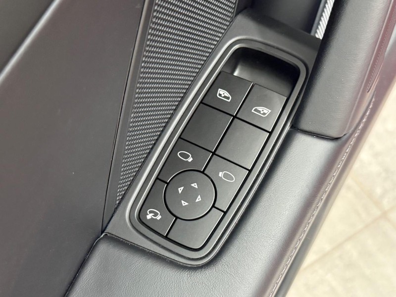 Porsche 911 Vehicle Full-screen Gallery Image 24