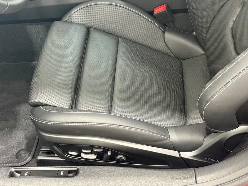 Porsche 911 Vehicle Full-screen Gallery Image 25