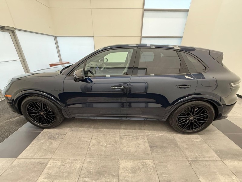 Porsche Cayenne Vehicle Full-screen Gallery Image 2