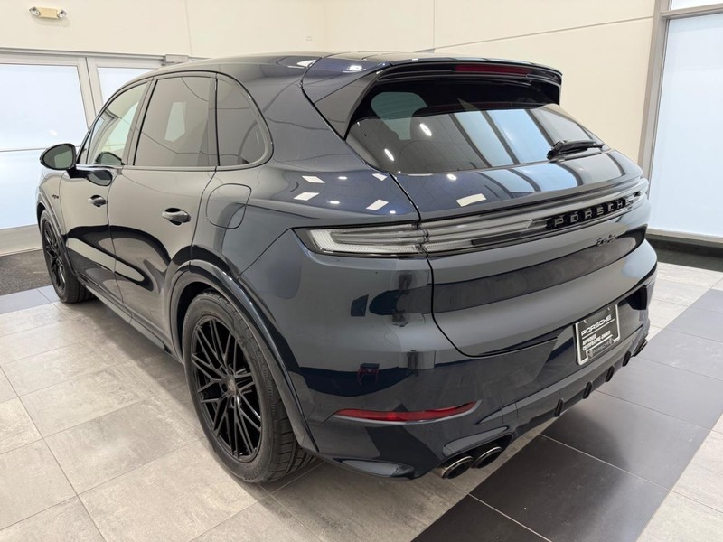 Porsche Cayenne Vehicle Full-screen Gallery Image 3