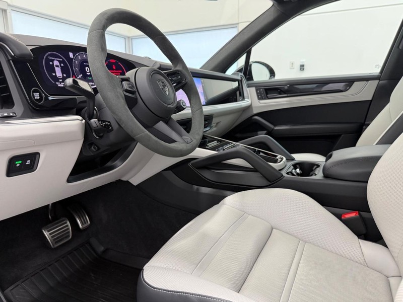 Porsche Cayenne Vehicle Full-screen Gallery Image 4