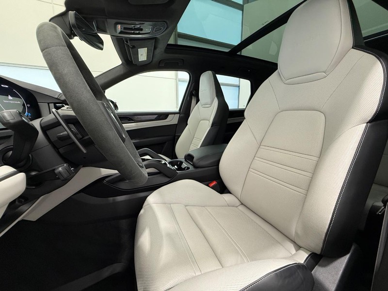 Porsche Cayenne Vehicle Full-screen Gallery Image 5