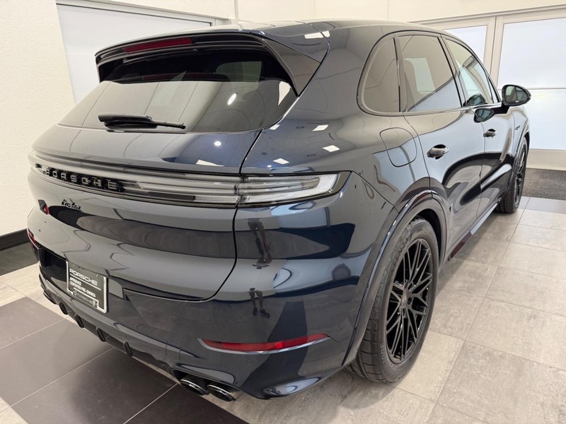 Porsche Cayenne Vehicle Full-screen Gallery Image 7