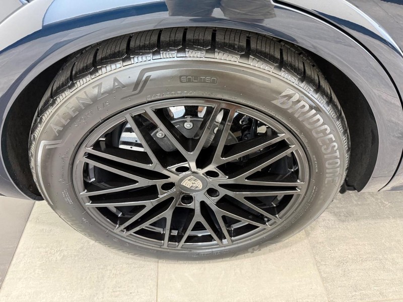 Porsche Cayenne Vehicle Full-screen Gallery Image 8
