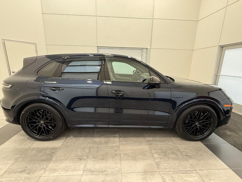 Porsche Cayenne Vehicle Full-screen Gallery Image 9