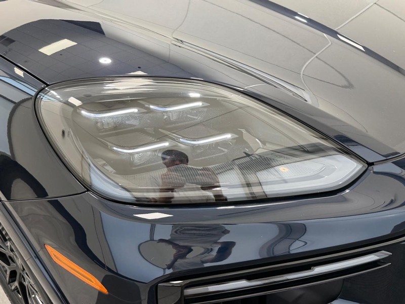 Porsche Cayenne Vehicle Full-screen Gallery Image 11