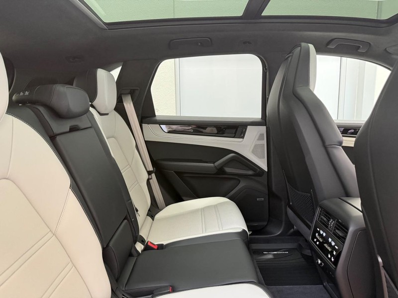 Porsche Cayenne Vehicle Full-screen Gallery Image 13