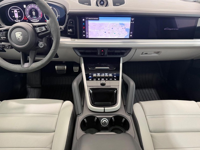 Porsche Cayenne Vehicle Full-screen Gallery Image 14