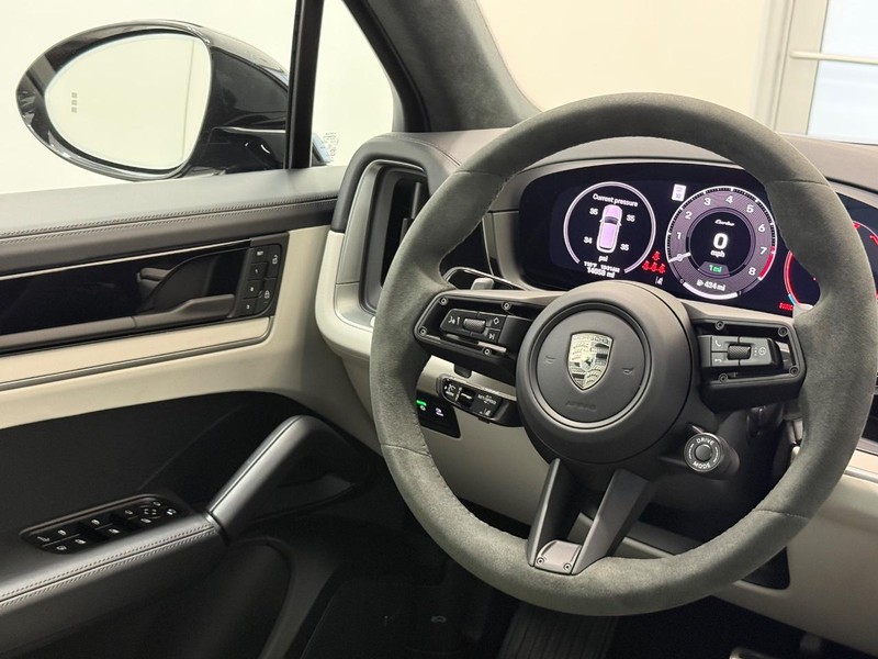Porsche Cayenne Vehicle Full-screen Gallery Image 16