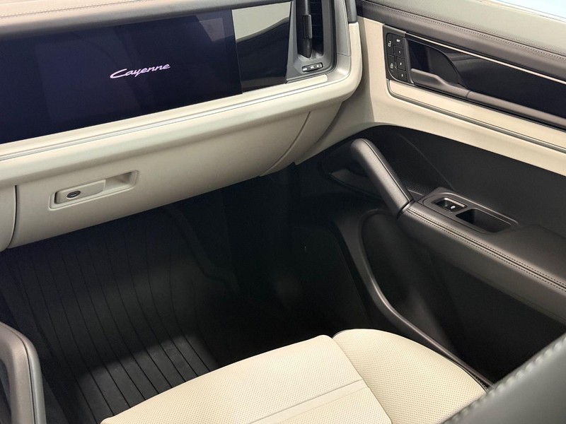 Porsche Cayenne Vehicle Full-screen Gallery Image 17