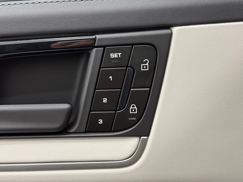 Porsche Cayenne Vehicle Full-screen Gallery Image 18